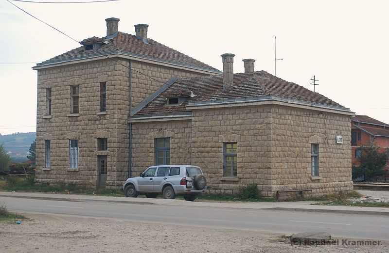 Bahnhof Klinė (srb: Klina), Straßenseite