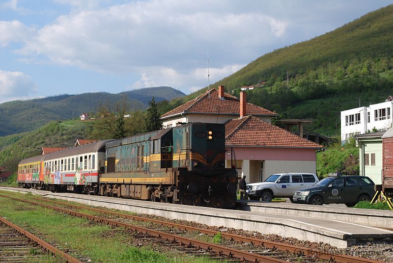 Grenzkontrolle im Bahnhof Lešak durch Kosovo Border Police und EULEX