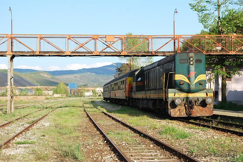 Abfahrbereiter Zug der ŽS mit 661-248 im Bahnhof Zvečan (alb: Zveçan)
