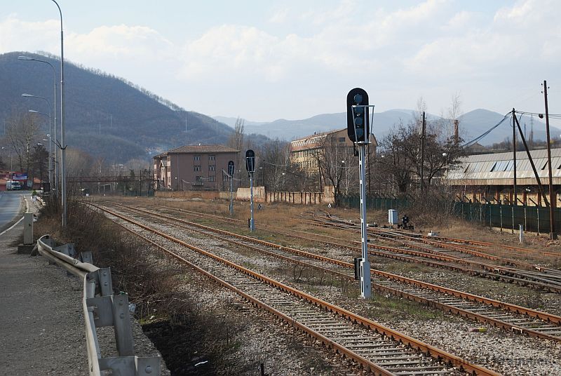 Die großzügigen Gleisanlagen des Bahnhofs Zvečan (alb: Zveçan) zeugen von einst starkem Güteraufkommen durch die Bleimine/-schmelze des Trepča-Kombinates.